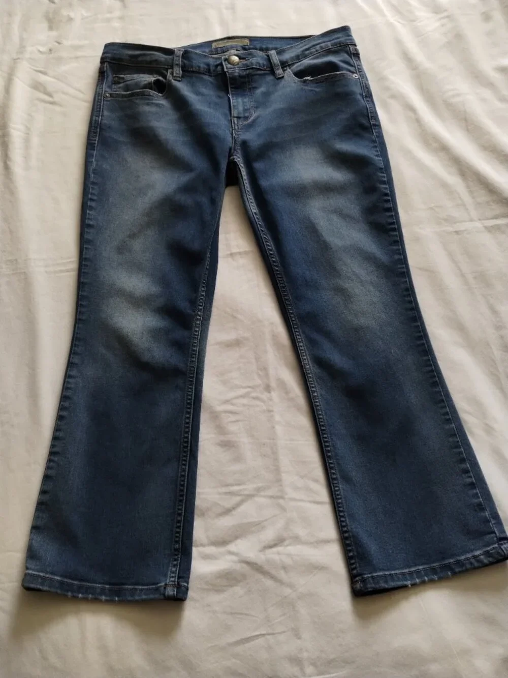 FREE PEOPLE Medium-Light Wash Lightly DISTRESSED Crop Jeans Sz W28 (24.5 Inseam)
